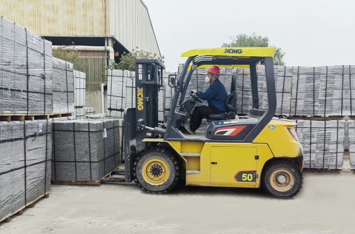 有“石”力！徐工孔雀電動(dòng)叉車強(qiáng)勢(shì)入駐石材廠