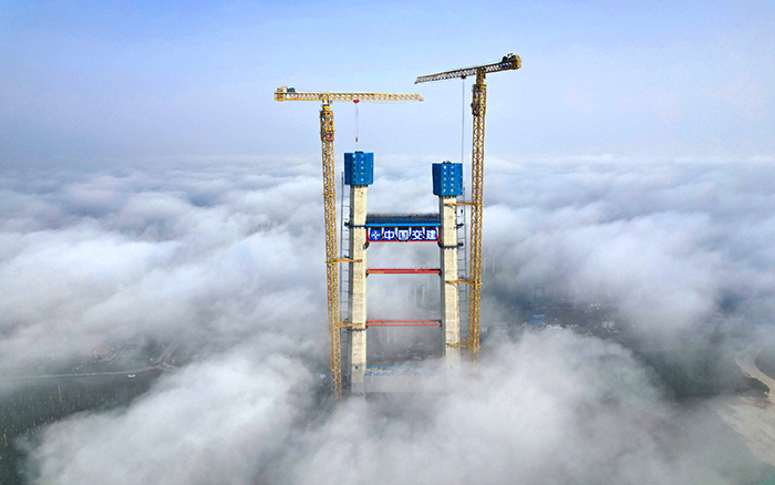 雙星閃耀 徐工超大塔助力雙柳長江大橋快速“長個(gè)”