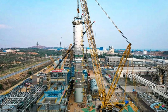 二十載老將再建功！徐工QUY450協(xié)助XGC12000輕松搞定百噸精餾塔