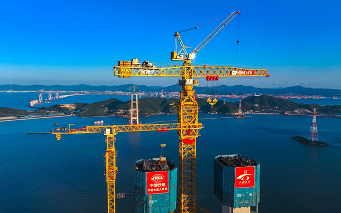 246.3米封頂！這座世界級(jí)跨海大橋“徐工造”