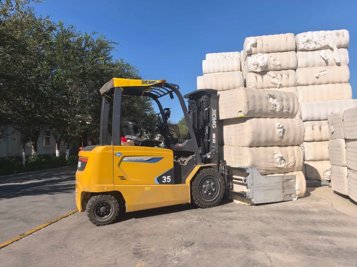 徐工鯤鵬電動(dòng)叉車，賦能西北棉花產(chǎn)業(yè)高效運(yùn)轉(zhuǎn)