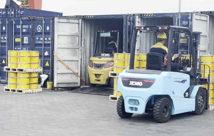 徐工雙系列叉車硬核助力！寧夏鐵路貨運(yùn)站跑出高效運(yùn)輸加速度