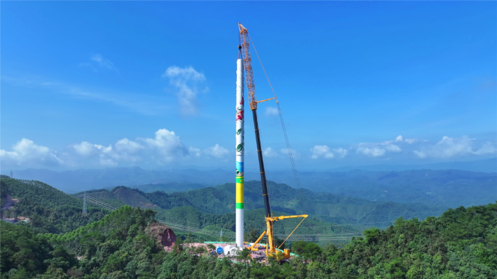 402噸重載轉(zhuǎn)場(chǎng)！全球第一吊“輕松駕馭”崎嶇山路