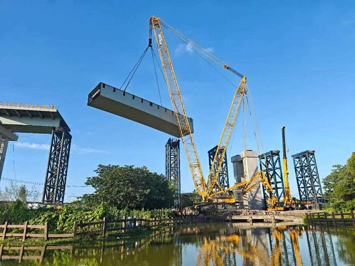 螺螄殼里做道場(chǎng)？徐工XGC11000高架旁上演“極限操作”