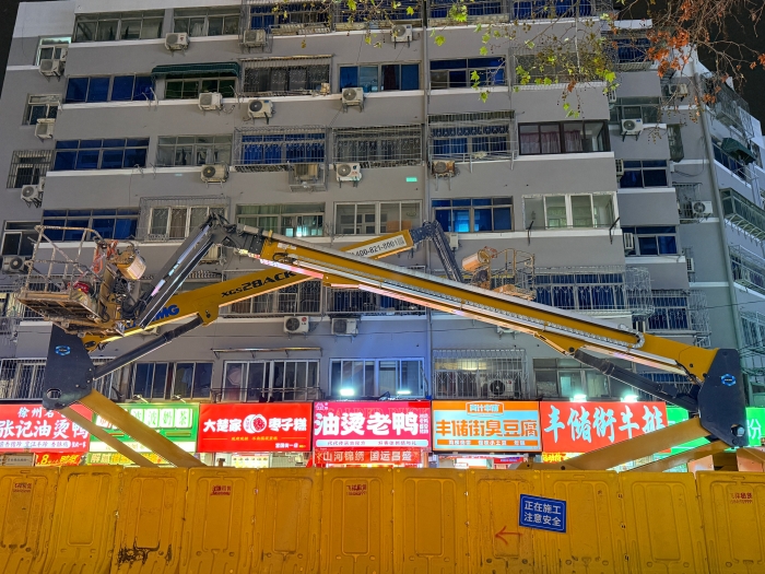穿街過巷的“改造藝術(shù)家”！徐工電動直臂高空作業(yè)平臺精準施技豐儲街改造