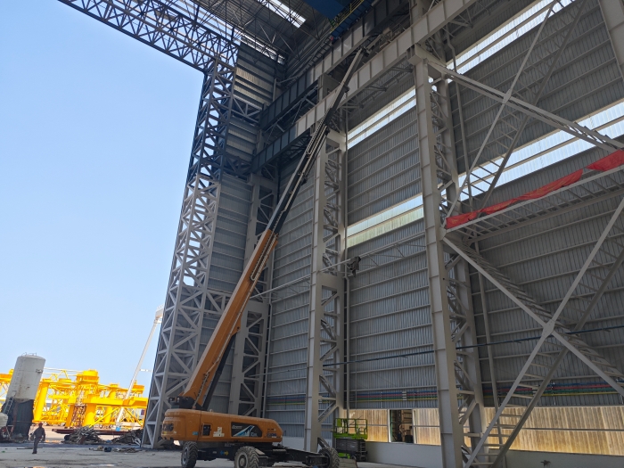 52米“巨臂”顯神通！徐工純電動(dòng)高空作業(yè)平臺(tái)高效攻堅(jiān)藍(lán)水海洋車間擴(kuò)建