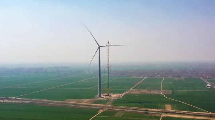 暴雨中橫走的 “鋼鐵巨獸”！徐工 4000 噸起重機(jī)撐起 160 米風(fēng)電，這細(xì)節(jié)太硬核！